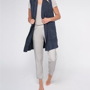 BAREFOOT DREAMS CIZY CHIC LITE SHAWL COLLAR VEST IN GRAPHITE